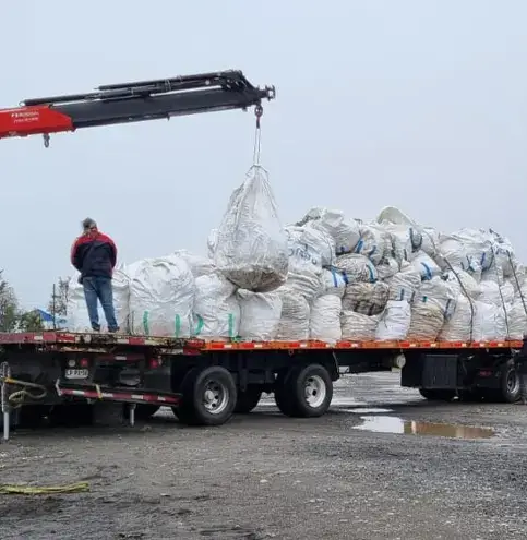 Carga de residuos industriales para envío a planta de reciclaje